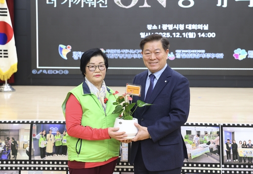 박승원 광명시장 1일 '함께 걸어온(ON), 더 가까워진 온(ON)동네 복지관 성과공유회'에서 시립광명종합사회복지관 브리지 봉사단원(왼쪽) 격려