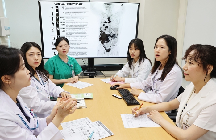 백지연 서울아산병원 노년내과 교수(오른쪽에서 두 번째)와 약사, 영양사, 사회복지사 등 의료진이 다학제 미팅을 통해 중증 노년 환자 맞춤형 진료 계