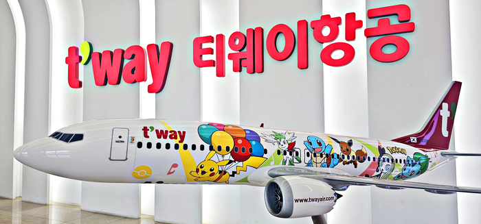 서울 강서구 공항동 김포국제공항 화물 청사 소재 티웨이항공 항공훈련센터 1층 로비의 항공기 모형과 간판. 사진=박규빈 기자