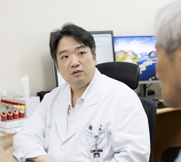 서울아산병원이 중증 노년 환자 통합 진료 시스템 '위드원(WithONE)'을 운영 중이다. 손기영 서울아산병원 가정의학과 교수가 중증 노년 환자를 진료