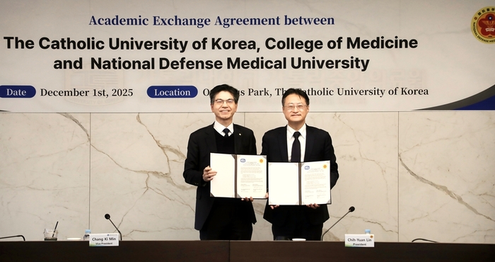 가톨릭대 의과대학과 대만국방의학대학이 상호 발전을 위한 업무협약을 체결했다. 왼쪽부터 민창기 의무부총장 겸 의료원장, 린즈위안 총장. 사진=가