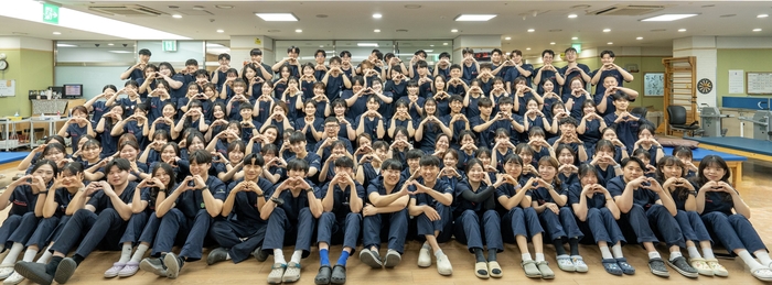 물리치료사, 작업치료사 언어치료사 등  진료지원파트 직원들이...ㅇㅇㅇ을 자축하고 있다