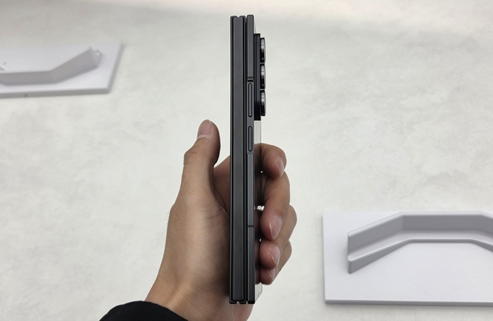 삼성전자 '갤럭시 Z 트라이폴드'의 측면 두께