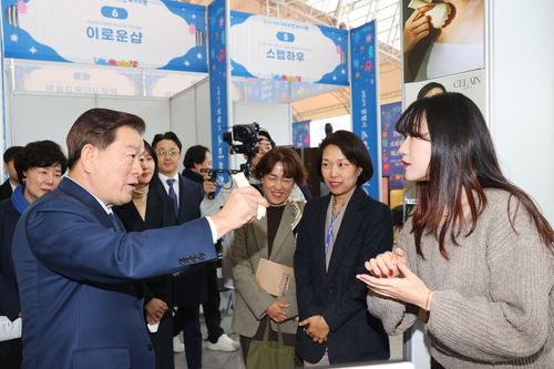 박승원 광명시장(왼쪽) '2024 광명시 스타트업 페스티벌' 전시-체험 부스 참관