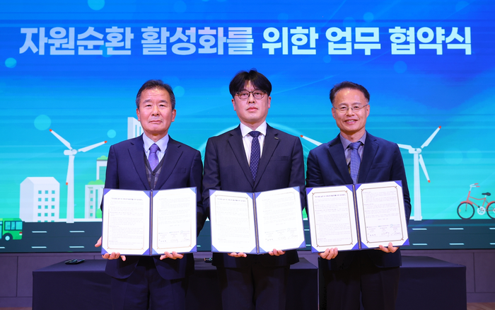 석유관리원 김성민 ESG경영팀장(중앙) 및 한국환경보전원, 한국기후·환경네트워크 관계자는 자원多잇다 활성화를 위한 업무협약을 체결했다. (사진=석