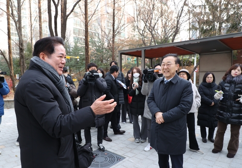 최대호 안양시장(왼쪽)-김윤덕 국토교통부 장관 3일 평촌신도시 선도지구 3개 구역 현장점검