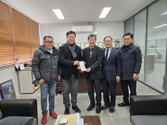 친목 모임 '이인회' 후원금 전달