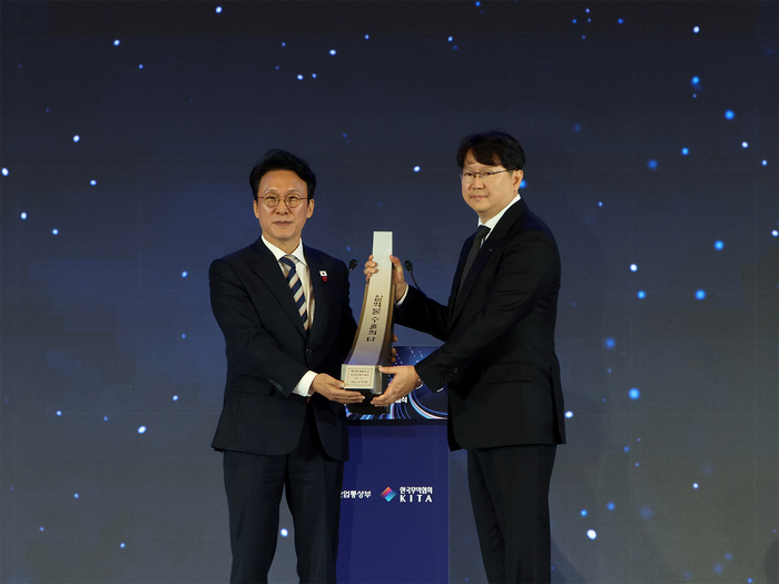 곽동신(오른쪽) 한미반도체 회장이 4일 코엑스에서 개최된 '무역의 날' 기념식에서 '3억불 수출의 탑'을 수상하면서 김민석 국무총리와 기념사진