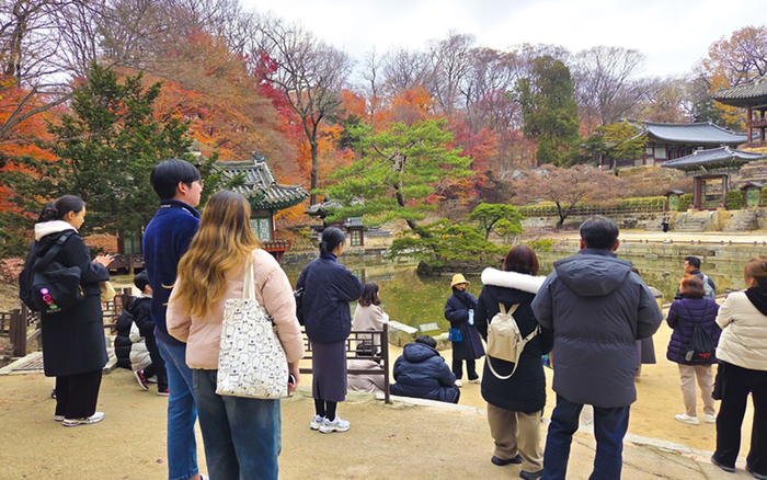 참가자들이 창덕궁에서 아름다운 한국 전통 조경 문화를 경험하고 있다. (사진=경희사이버대)