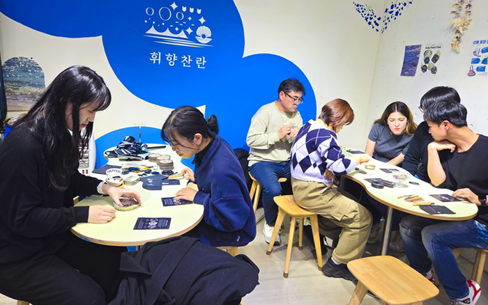글로벌자율학부와 한국어학과 학생들이 북촌 인근 공방에서 자개 공예 원데이클래스를 체험하고 있다. (사진=경희사이버대)