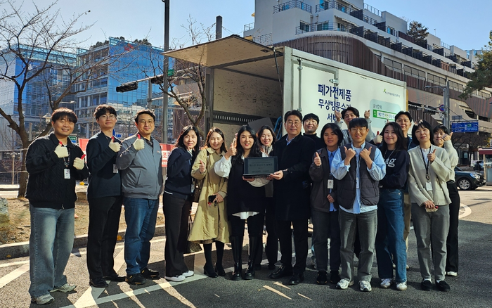 지난 3일 '폐전기·전자제품 수거 캠페인' 에 참여한 판교 R&D센터 임직원과 한국환경공단 관계자들이 기념 사진을 촬영하고 있다. 사진=한화비전 제