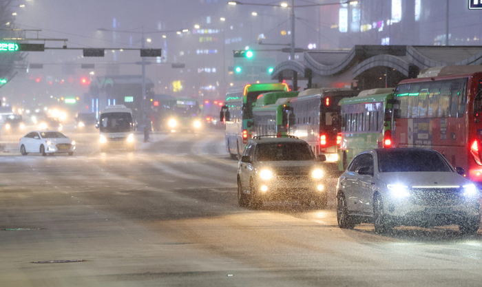 퇴근길 도로에 쌓이는 눈