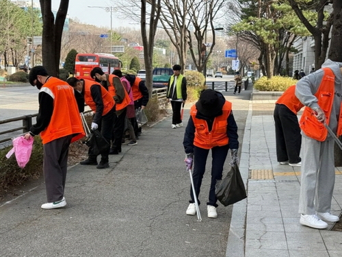 고양특례시 일산동구 일대를 돌며 담배꽁초를 줍는 새내기 자원봉사자
