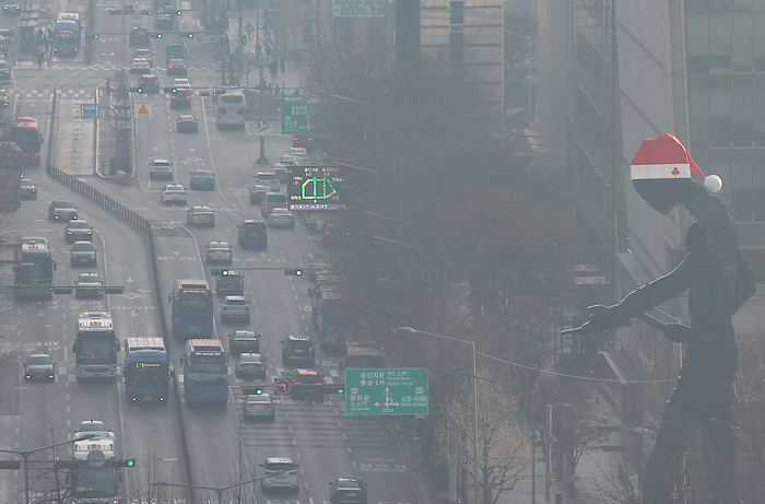 절기상 대설…눈 대신 미세먼지