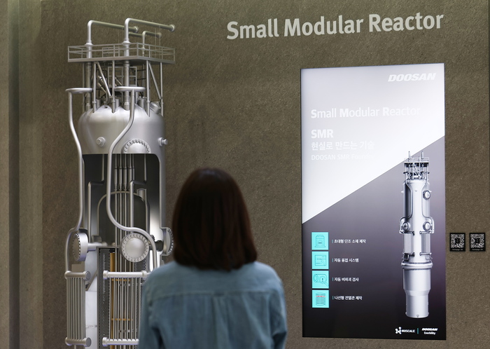 지난달 15일 서울 강남구 코엑스에서 열린 '스마트에너지플러스 2025'에서 관람객들이 소형모듈원전(SMR) 모형을 둘러보고 있다. 연합뉴스