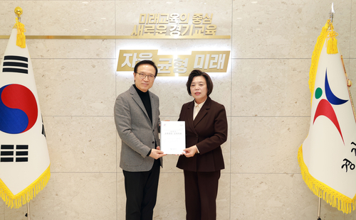 신계용 과천시장-임태희 경기도교육감(왼쪽) 4일 '과천시 교육구조 개선 연구용역' 결과 논의