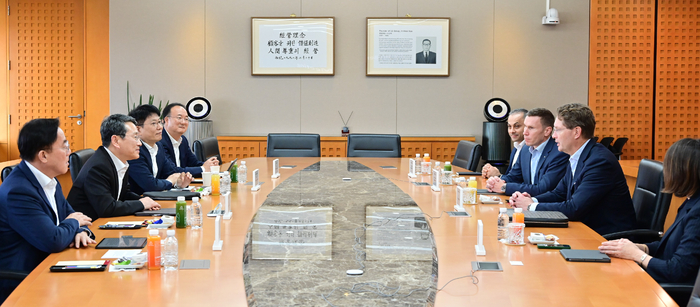 올라 칼레니우스 메르세데스-벤츠 회장(왼쪽 앞줄 첫 번째)이 지난달 13일 서울 여의도 LG 트윈타워를 찾아 LG그룹 경영진들과 만나 양측 협력 방안에 대