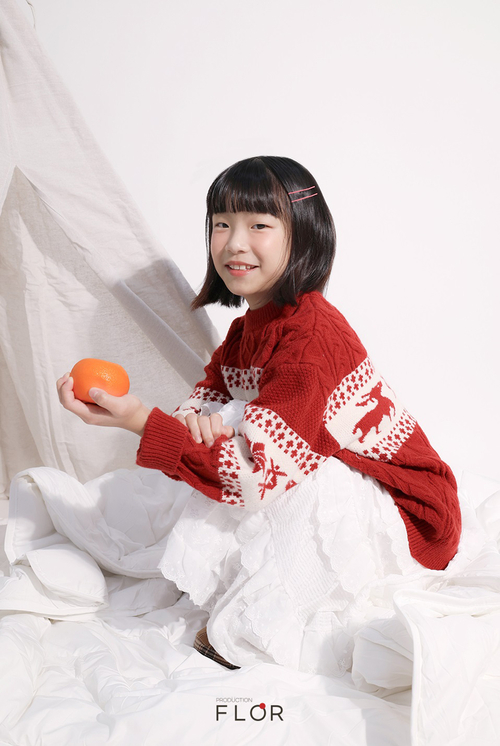 플로르 방송제작사, 2025 겨울 화보 공개… 산뜻한 온기 머금은 강민정·김민하 모델의 환한 미소