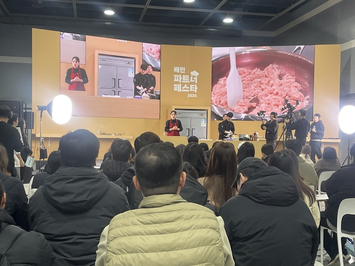 정지선 티엔미미 오너셰프가 라이브 쿠킹쇼를 진행하고 있다. 사진=조하니 기자