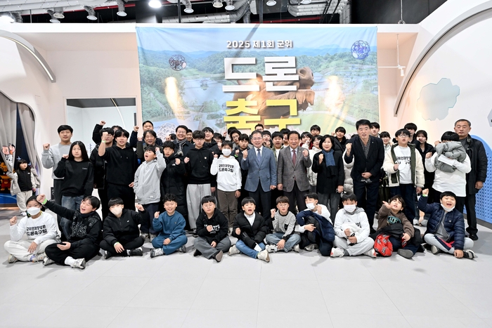 군위군, 첫 개최한 '드론축구대회' 성황