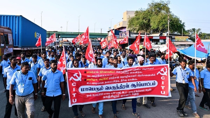 삼성전자 인도법인 노조원들이 지난 2월 인도 첸나이 근교 칸치푸람 지역에서 시위를 벌이고 있다. 출처=더 힌두.