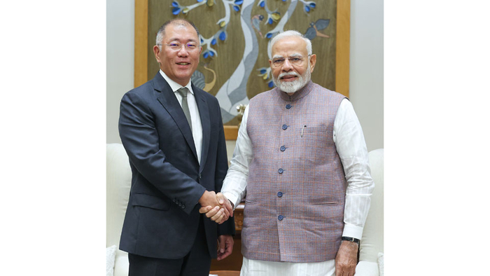 정의선 현대차그룹 회장(왼쪽)이 지난해 10월 인도 델리에 위치한 총리관저를 찾아 나렌드라 모디 인도 총리와 만나 현지 모빌리티 산업의 미래 발전과