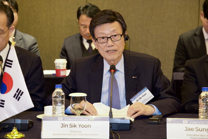 9일 서울시 중구 소공동 롯데호텔에서 열린 '한-우즈베키스탄 비즈니스 라운드테이블'에서 윤진식 한국무역협회 회장이 개회사를 하고 있다.