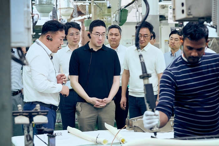 구광모 LG그룹 회장(왼쪽 세번째)이 지난 3월 인도 뉴델리에 위치한 LG전자 노이다 생산공장을 찾아 에어컨 생산과정을 살펴보고 있다.