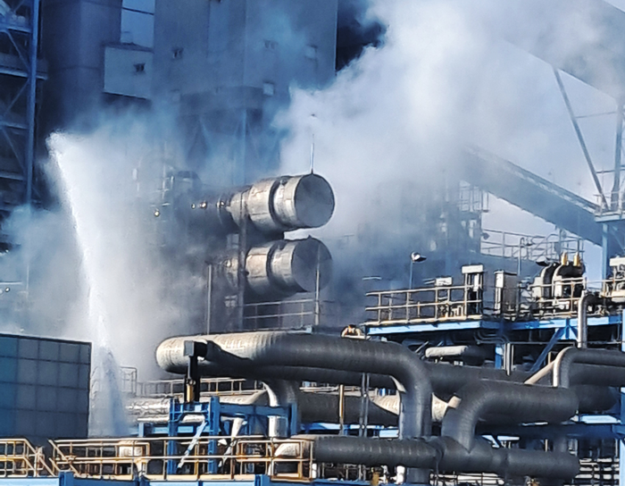 9일 오후 2시 43분께 충남 태안군 원북면 태안화력발전소에서 불이 나 소방 당국이 진화에 나선 가운데 화재 현장에서 연기가 치솟고 있다.