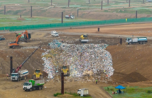 인천 서구 수도권매립지 제3매립장에서 폐기물 매립 작업이 이뤄지고 있다. 연합뉴스