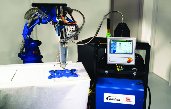 VHB 압출형 테이프(Extrudable Tape) 솔루션 시연 모습