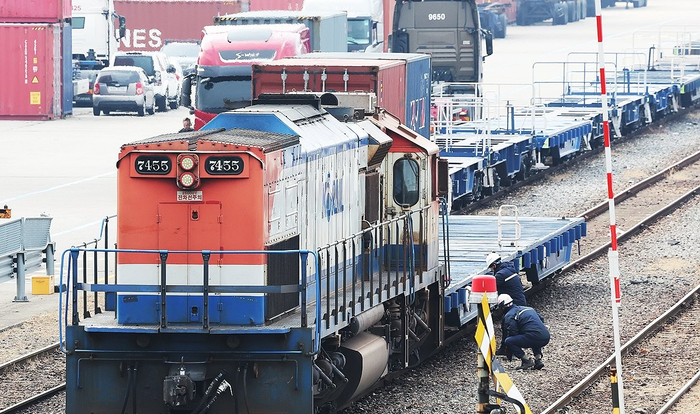 민주노총 공공운수노조 전국철도노동조합이 예고한 총파업을 하루 앞둔 10일 경기도 의왕시 내륙컨테이너기지(ICD)에서 관계자들이 화물열차를 살펴보