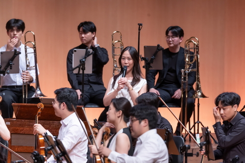 '2025고잉홈 더 갈라'에서 작품 해설 중인 피아니스트 손열음