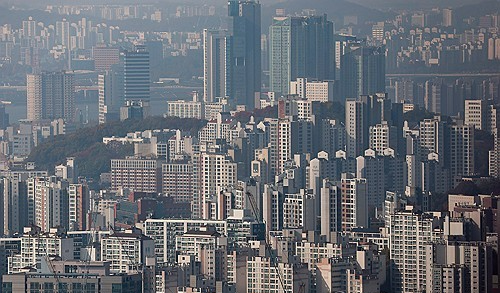 서울 아파트값 상승폭 3주만에 재확대…매매 급감 속 1급지 신고가 주도