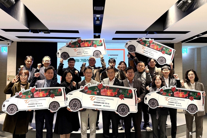 10일 한국앤컴퍼니그룹 판교 본사에서 열린 '2025 차량나눔 기증식'에서 김준현 한국앤컴퍼니 경영총괄(왼쪽 네 번째), 황영기 초록우산 회장(왼쪽 다