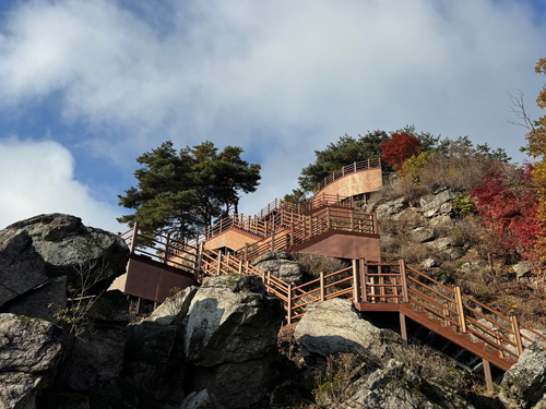 포천시 왕방산 관모봉 나무계단 설치