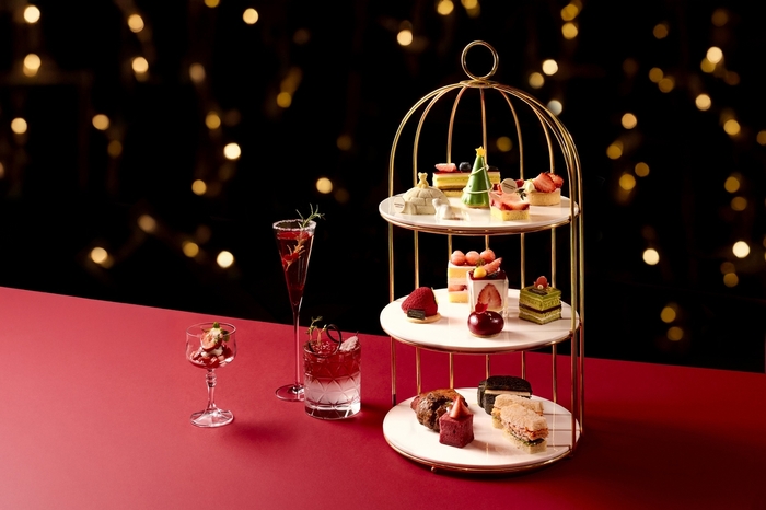 롯데호텔 서울이 내년 4월까지 1층 페닌슐라 라운지 앤 바에서 운영하는 '2026 머스트 비 스트로베리' 애프터눈 티 세트. 사진=롯데호텔