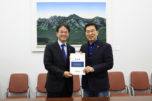 '특례시 지원 특별법' 제정 건의문 전달- 이동환 고양시장(왼쪽)-신정훈 국회 행정안전위원회 위원장