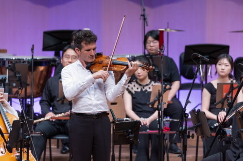 '2025고잉홈 더 갈라'에서 솔로 연주 중인 바이올리니스트 스베틀린루세브(고잉홈프로젝트 리더)