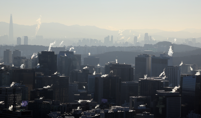 4일 서울 종로구 인왕산에서 바라본 서울 도심 건물들이 난방을 가동하며 수증기를 내뿜고 있다.