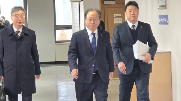 부산지법 형사3단독 심재남 부장판사는 직권남용권리행사방해 혐의로 기소된 김 교육감에게 징역 8개월에 집행유예 2년을 선고했다고 12일 밝혔다.