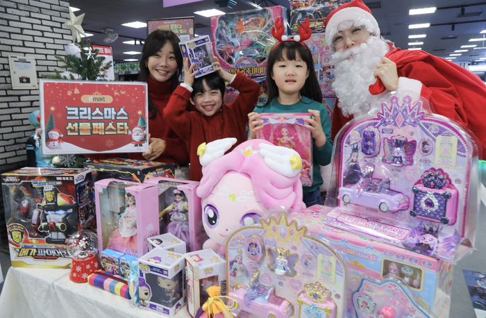 선물 뭐 사지?…유통업계, 크리스마스 기획전 경쟁
