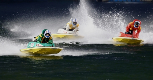 2025 그랑프리 경정 결승전에서 6번(초록색) 김도휘, 3번(빨간색) 박종덕, 1번(하얀색) 박원규가 결승선 향해 경합