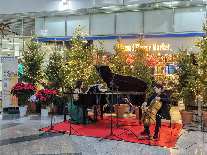 지난 5일 블레스트플라워 주관으로 판교역 썬큰광장에서 진행한 '행복나눔 작은음악회' 모습. 사진=GS리테일