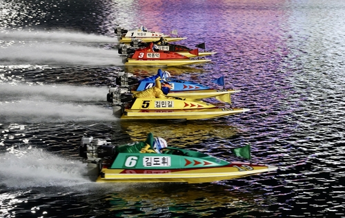 2025 그랑프리 경정 결승전 진출 선수들 플라잉스타트로 경주 시작