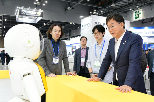 이민근 안산시장 '2024로보월드'에서 휴머노이드로봇 설명 청취