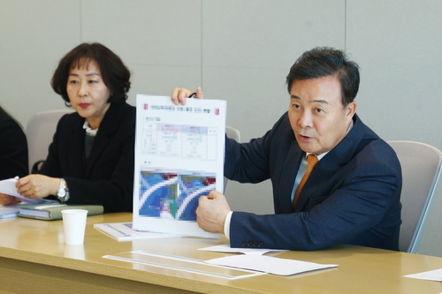 김성제 의왕시장(오른쪽) 12일 임태희 경기도교육감 만나 '의왕교육지원청 신설' 추진 논의