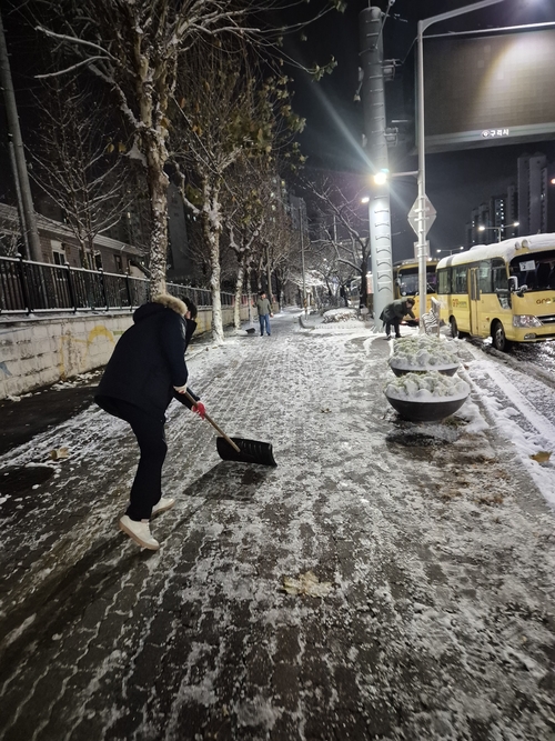 구리시 4일 폭설 대응 제설작업 실시