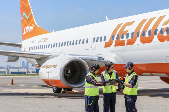 제주항공 지상직 직원들이 여객기 엔진 앞에서 대화하는 모습. 사진=제주항공 제공