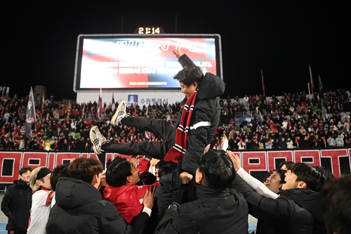 부천FC1995 K리그1 승격 확정된 후 선수단 조용익 부천시장 헹가래